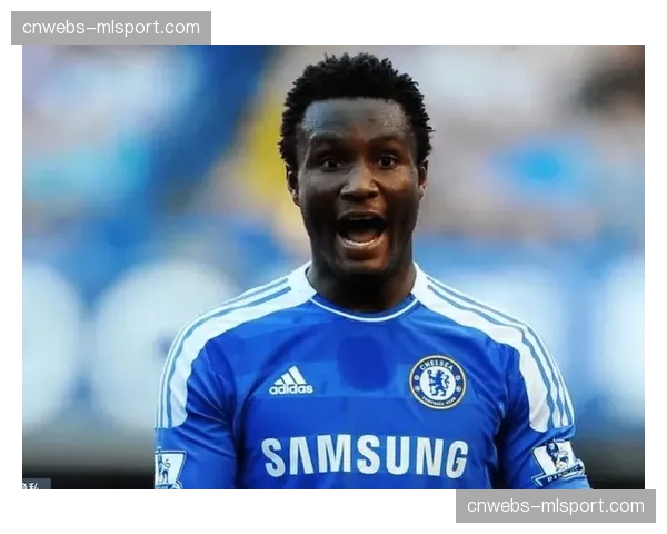 特写:看台上的弗格森与查尔顿爵士雕像,曼联欧冠出局后的传承时刻