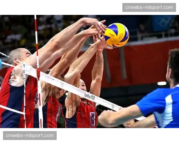 传承时刻:老将法比亚纳在比赛间隙,亲自为年轻的巴西队友讲解拦网手势 传承时刻:老将法比亚纳在比赛间隙,亲自为年轻的巴西队友讲解拦网手势